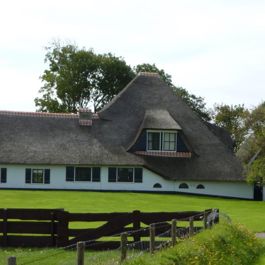 Noorderhoeve: grote gepleisterde stolphoeve met vooreind