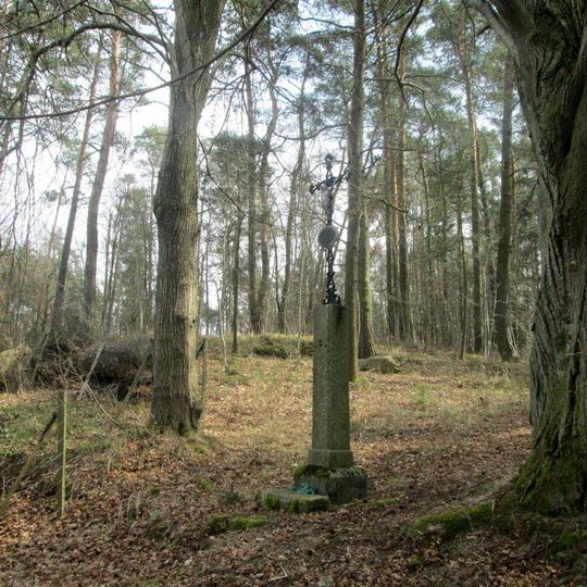 Kříž severně od Loužné v lese