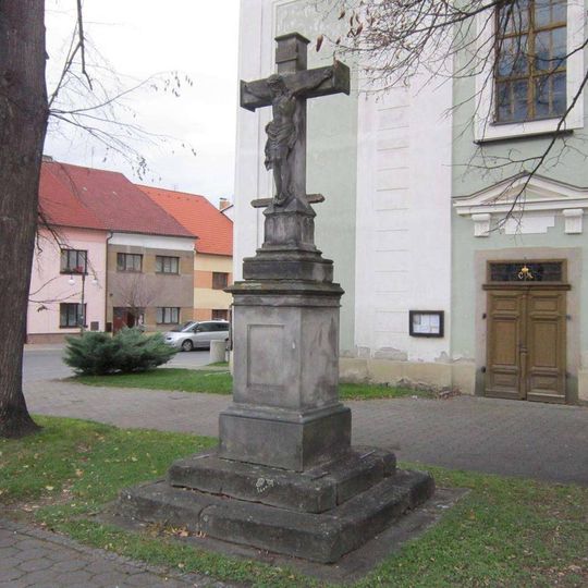 Kamenný kříž u kostela v Žebráku