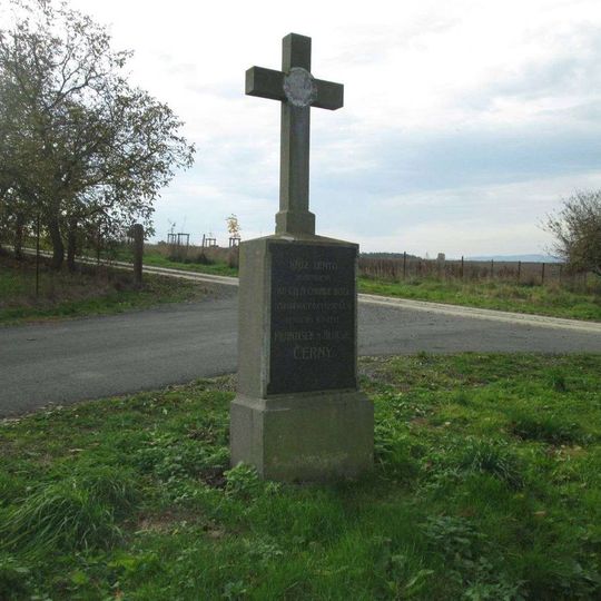 Kříž západně od Močerad u potoka