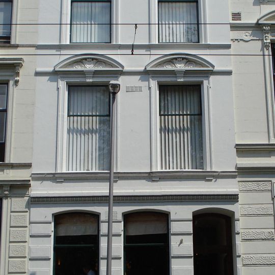 Herenhuis met gepleisterde lijstgevel en stucversieringen