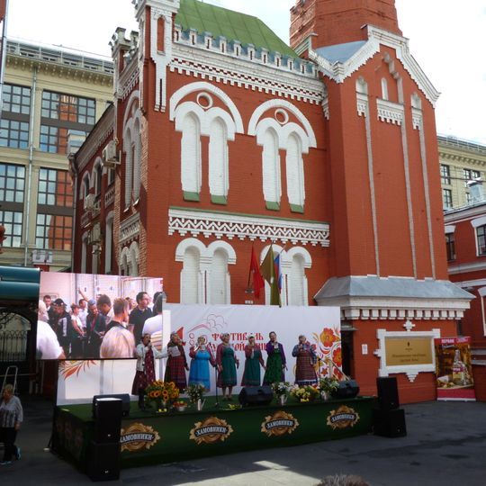 Аккумуляторная станция с квартирами служащих