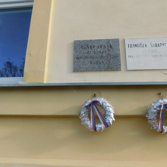 Pamětní deska Josefa Lesáka na domě Na Malovance 529/12 na Dlabačově