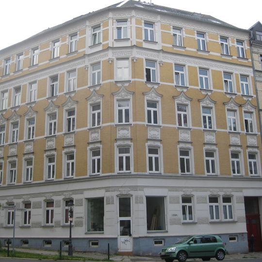 Mietshaus in geschlossener Bebauung in Ecklage Lessingplatz 8