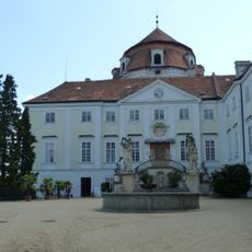 Kašna na nádvoří zámku Vranov nad Dyjí