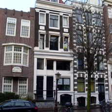 Pand met pilastergevel onder latere rechte lijst