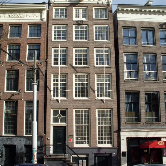 Pand met gevel onder gesneden rechte lijst met consoles