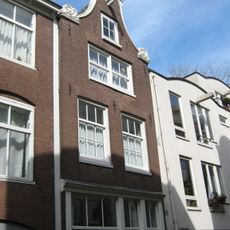 Pand met klokgevel met bovenhuisdeur