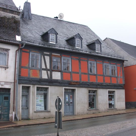 Wohnhaus in halboffener Bebauung und in Ecklage Karlsbader Straße 43