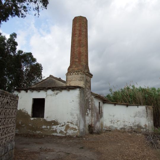 Chimenea y motor en la partida del Racó de l'Olla