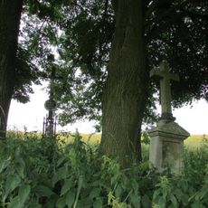 Kříž z litiny uprostřed polí mezí Žirovem a Machkovým Mlýnem