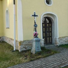 Kříž před kaplí v Milíčově