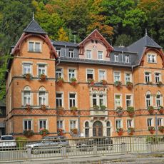 Villa „Sanitas“, Erweiterungsgebäude und Turnhalle (Einzeldenkmal zu ID-Nr. 09301308) Schillerstraße 5