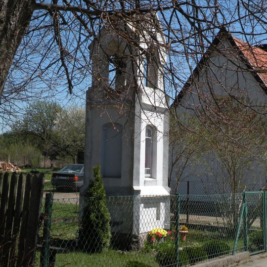 Kapliczka przydrożna z dzwonniczką