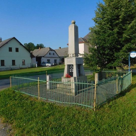 Pomník padlým ve světových válkách na návsi v Petrovicích