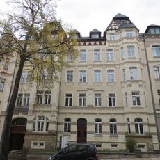 Mietshaus in geschlossener Bebauung mit Vorgarten Barbarossastraße 58