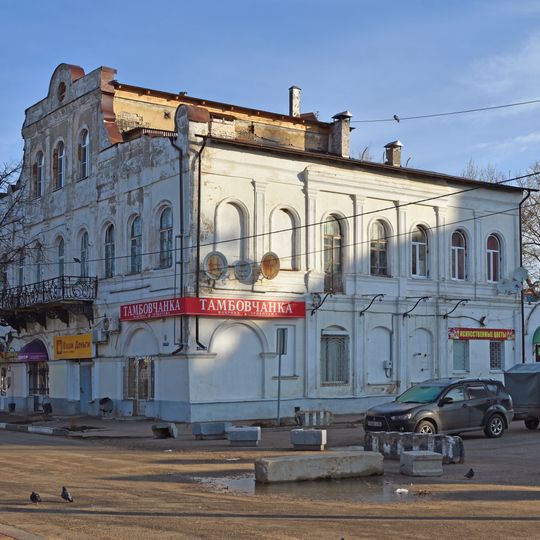 Жилой дом с магазином