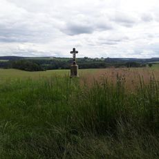 Kříž východně od Roučkovic u lesa