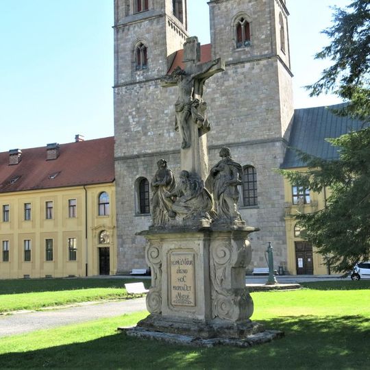 Sousoší Kalvárie na nádvoří před klášterem v Teplé