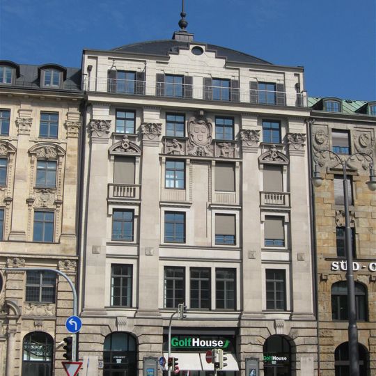 Fassade der ehem. Galerie Heinemann, jetzt Geschäftshaus