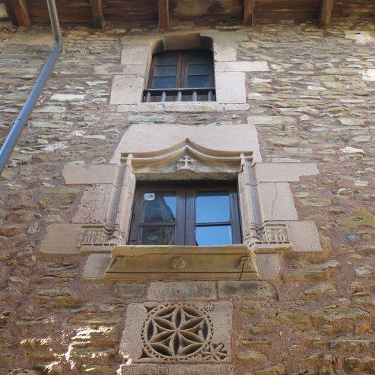 Finestres gòtiques de l'habitatge al carrer de Dalt, 1