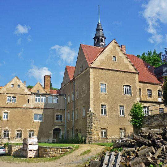 Einzeldenkmale der Sachgesamtheit Rittergut Thürmsdorf: Schloss mit Freiterrasse und Sonnenuhr sowie zwei Skulpturen im Park Am Schloßberg 9