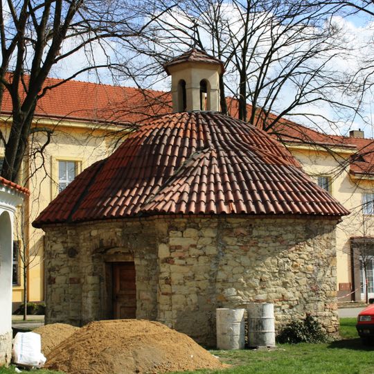 Kaple u kostela v Lužci nad Vltavou