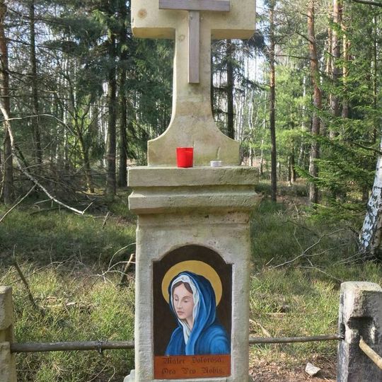 Kamenný kříž v lese poblíž rozcestí Nad Ostrovem