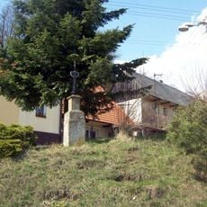 Kříž v Dolní Bělé pod hradem