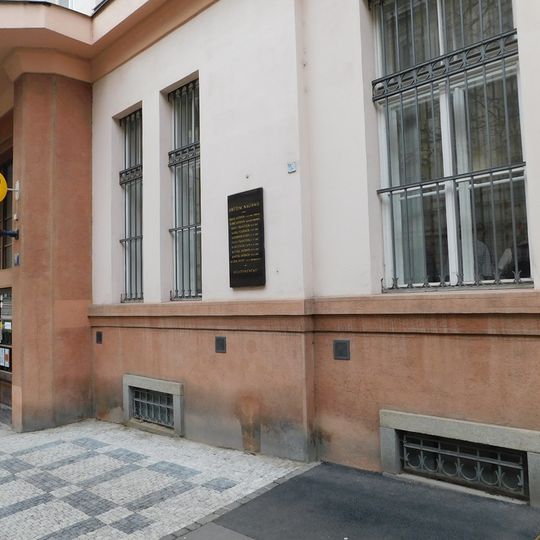 Pamětní deska obětem nacismu na poště Moravská na Vinohradech