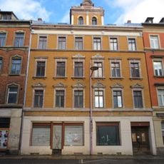 Mietshaus in geschlossener Bebauung und Laden Limbacher Straße 6