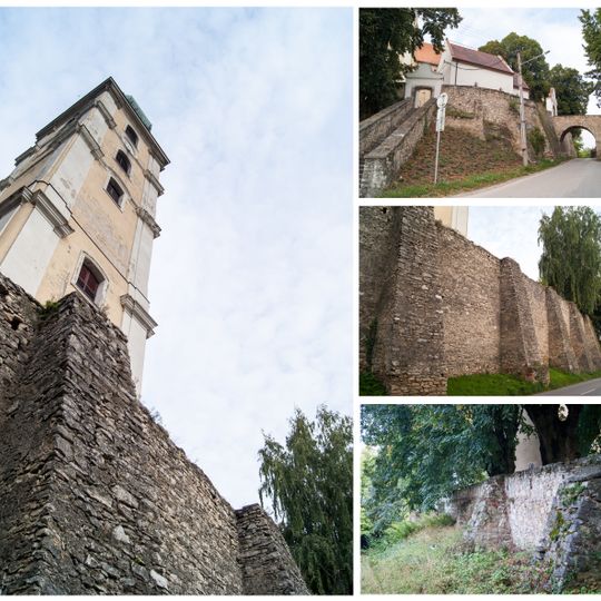 Farský kostol sv. Ladislava, múr hradbový