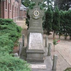 Grafmonument met een staand monument in fantasiestijl met kruis-bekroning voor de fam. Van Haelst-Thomaes
