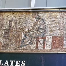 Friso mosaico en la antigua sede de la editorial Plaza y Janés. En el mosaico se representan diferentes escenas relacionadas con la historia del oficio de impresor.
