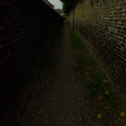 Klooster Zusters Monialen Redemptoristinnen: muur, tuin, heilig hartbeeld, lourdesgrot, cavalrieberg, grafkelder
