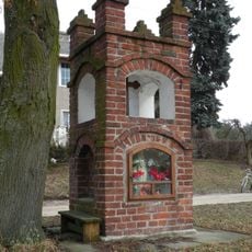 Kapliczka przydrożna, w centrum wsi