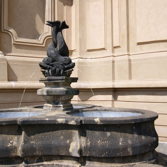 Kašna s delfíny u paty chrámu svatého Mikuláše