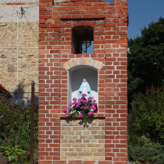 Kapliczka przydrożna, w centrum wsi