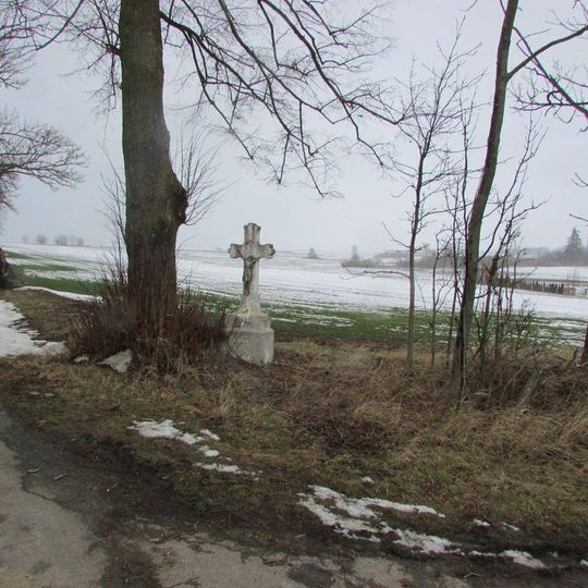 Kříž u hlavní silnice mezi Žirovnicí a Strannou