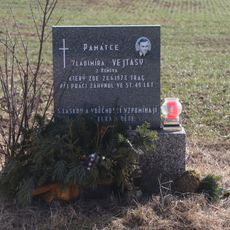 Pomníček u silnice 401 u Jaroměřic nad Rokytnou