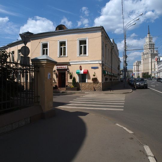 Садовая-Черногрязская улица 10 / Большой Харитоньевский переулок 25