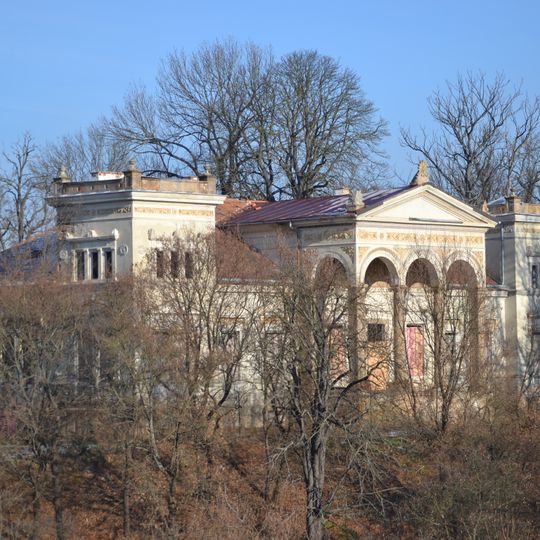 Kaštieľ a park, kaštieľ