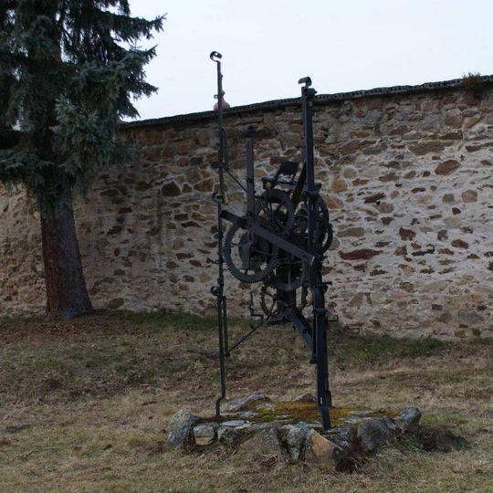 Věžní hodinový stroj v parku jihovýchodně od kláštera v Želivi