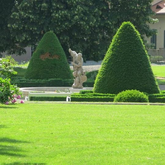 Kašna s Herkulem v zahradě Fürstenberského paláce