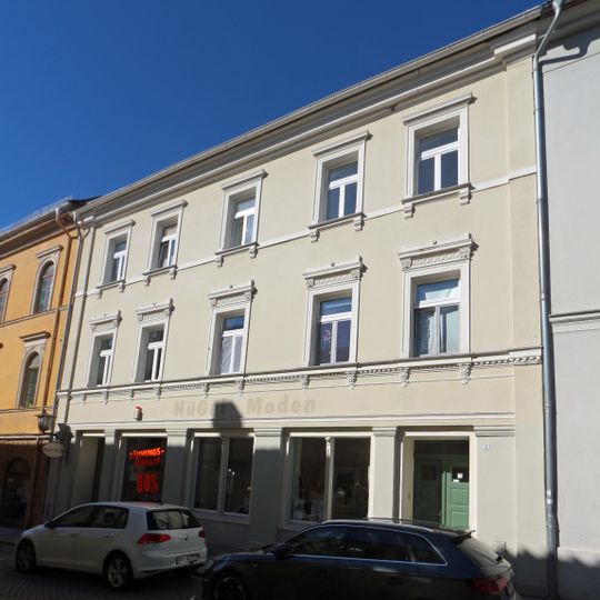 Wohn- und Geschäftshaus in geschlossener Bebauung, repräsentativer Bau mit aufwändigen Gestaltungselementen Klosterstraße 3