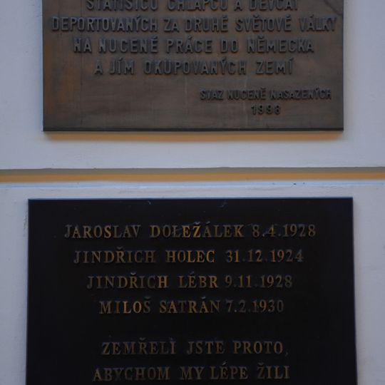 Pamětní deska deportovaných na Masarykově nádraží v Praze