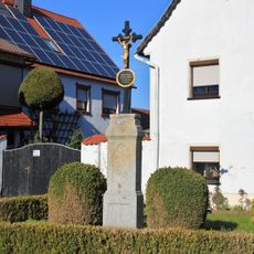 Wohnstallhaus eines Bauernhofes und Betkreuz Dorfstraße 12