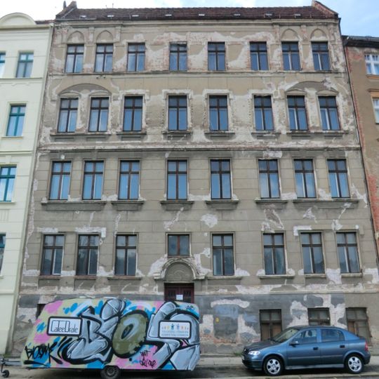 Mietshaus in geschlossener Bebauung Christoph-Lüders-Straße 42