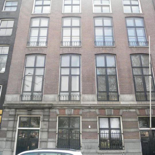 Pand met gevel met pui en lijst