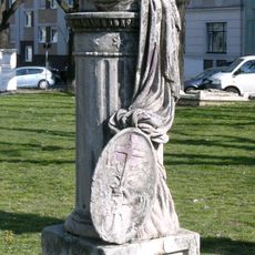 Grabskulpturen vom Schmelzer Friedhof bei der Christkönigskirche, Wien